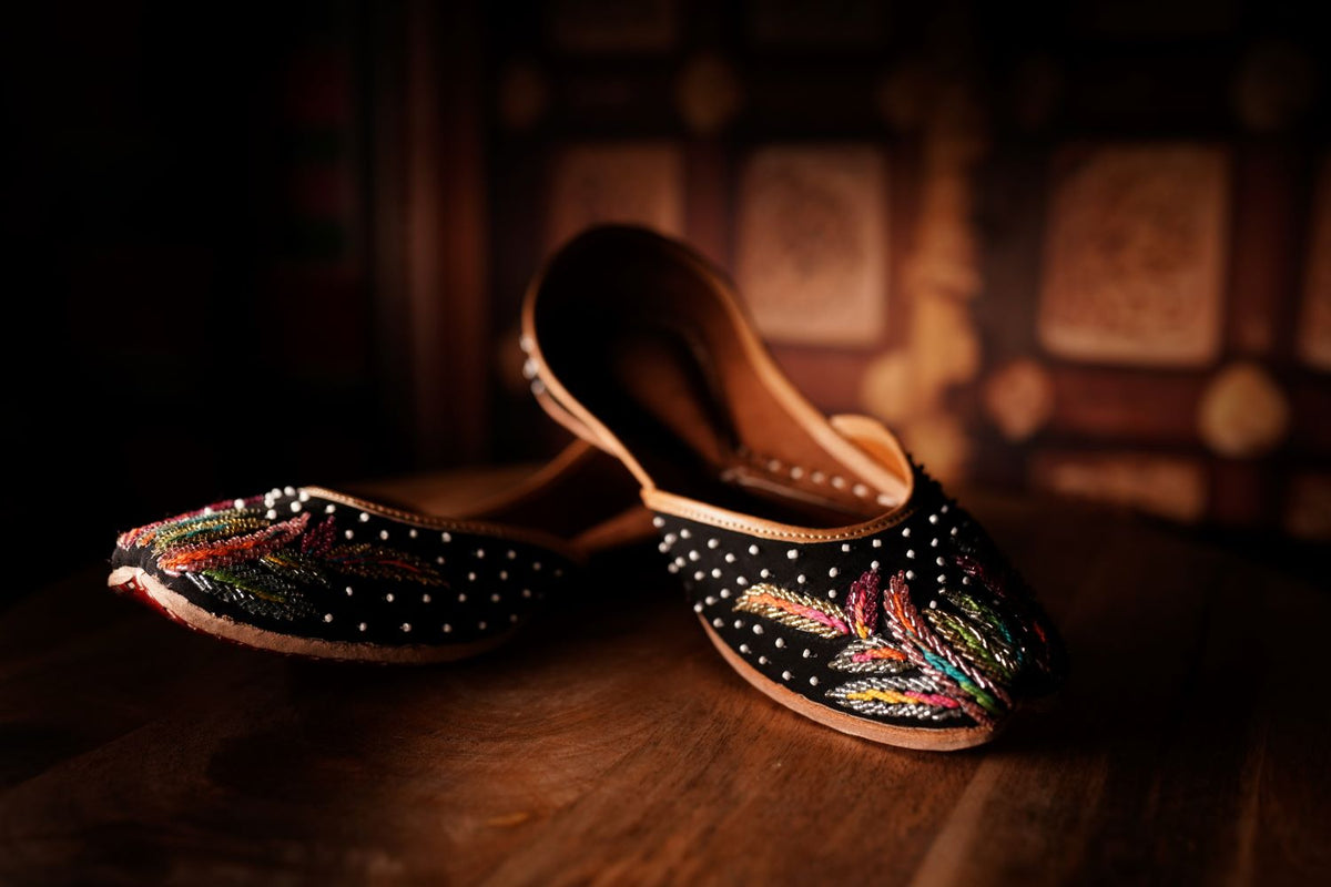 Black Embroidered Juttis