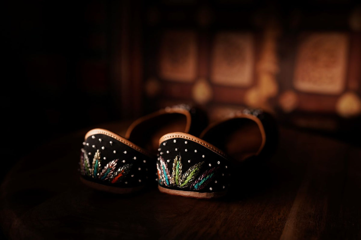 Black Embroidered Juttis