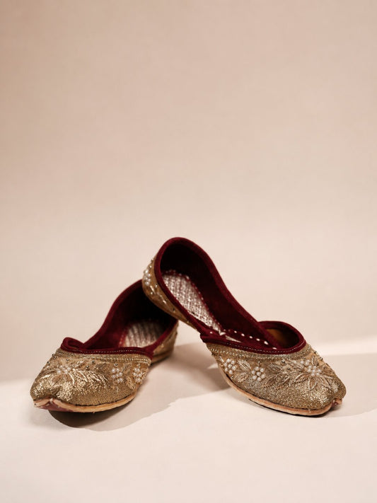 Silver Zari Velvet Juttis