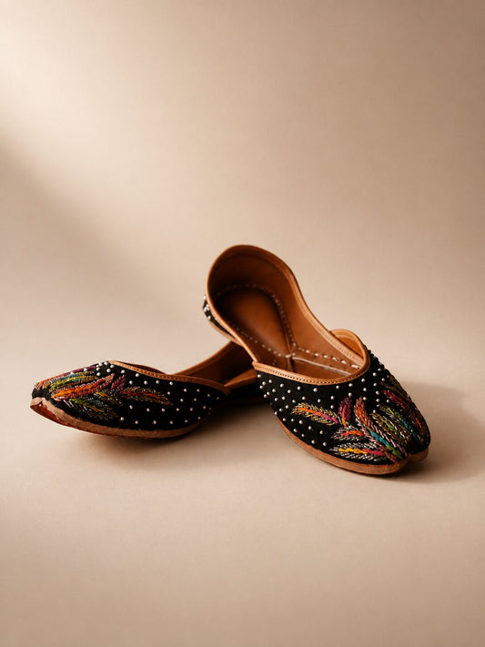 Black Embroidered Juttis