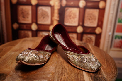 Silver Zari Velvet Juttis