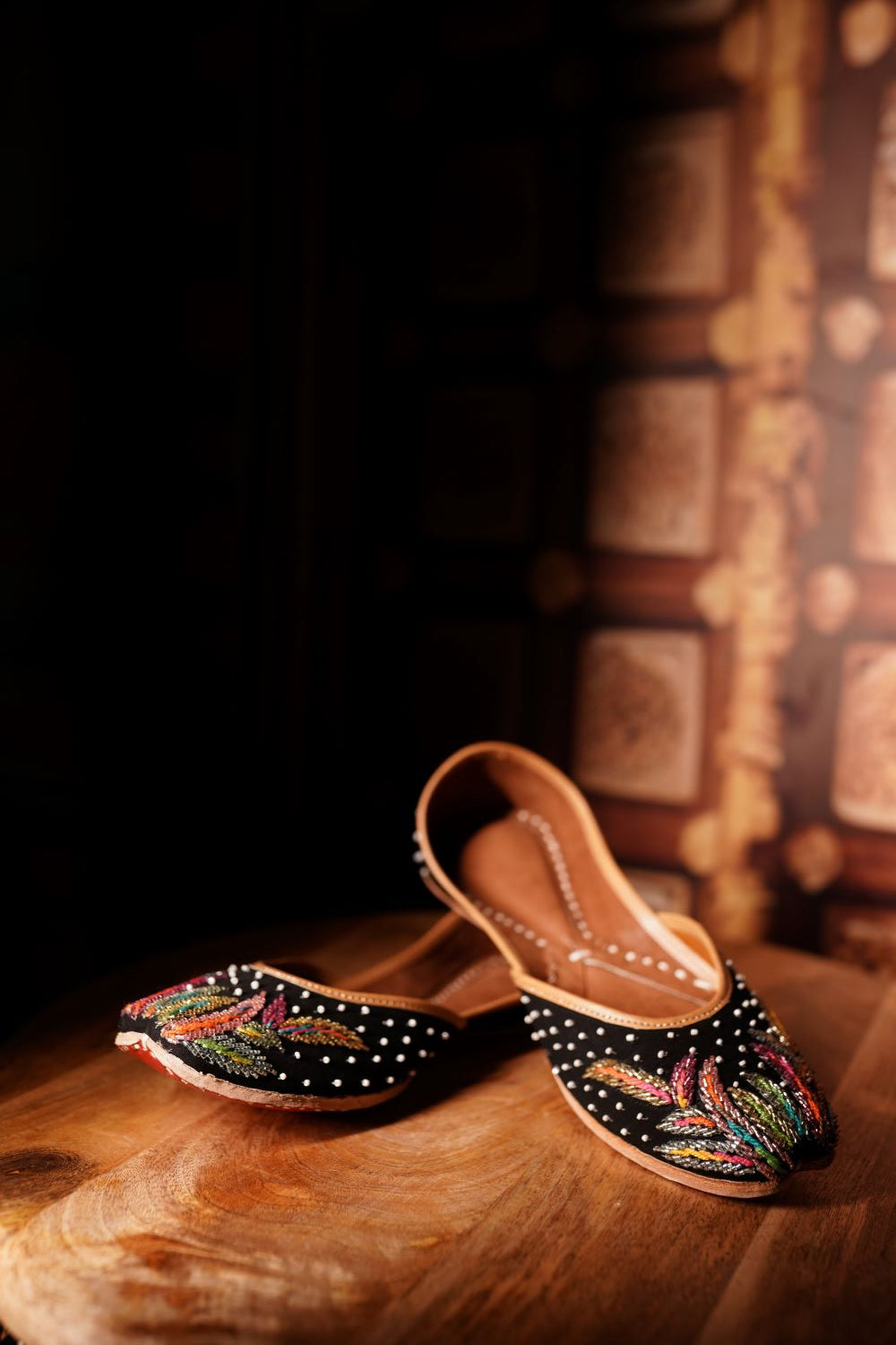 Black Embroidered Juttis