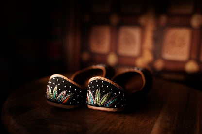Black Embroidered Juttis