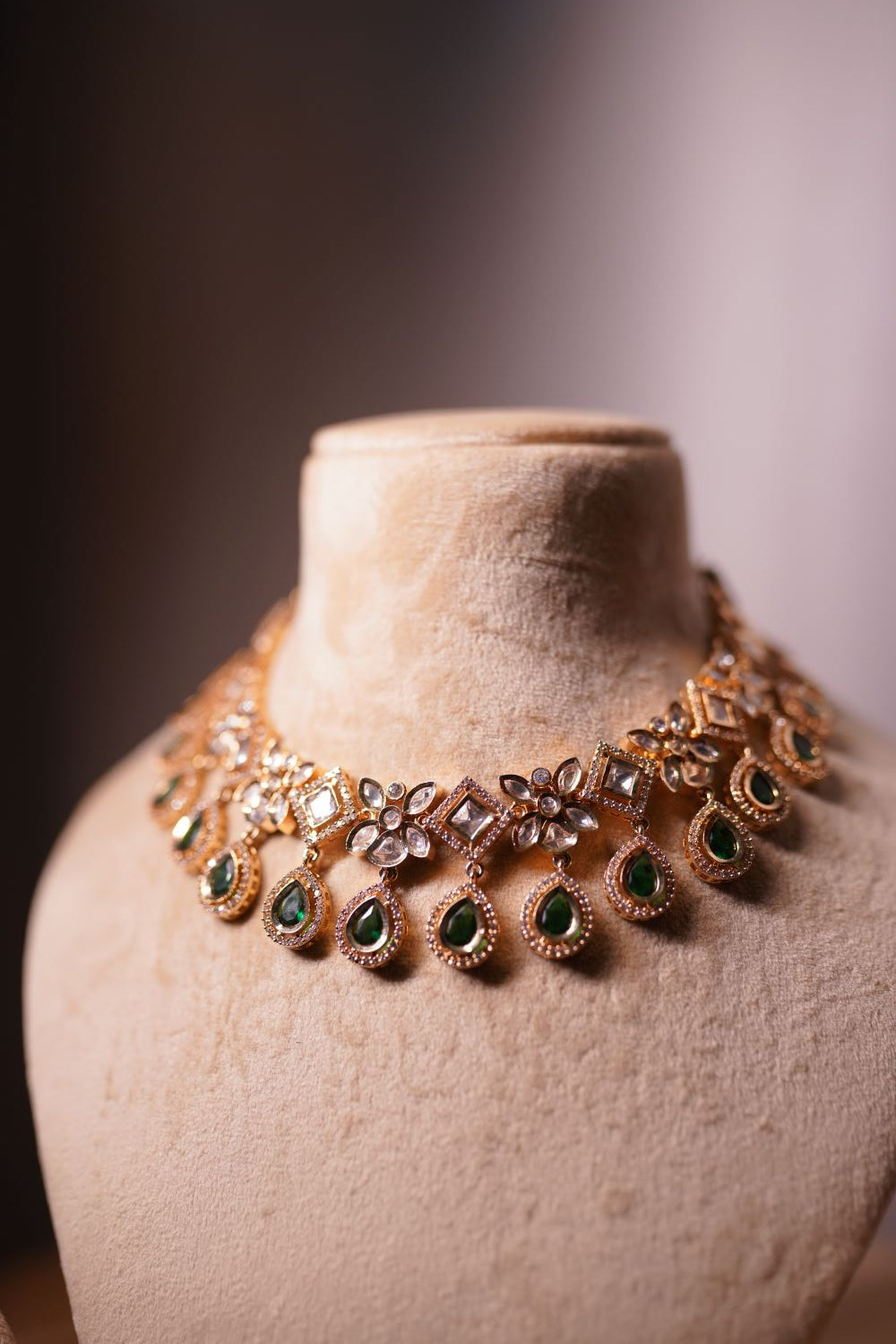 Emerald green stones with intricate Kundan choker detailing